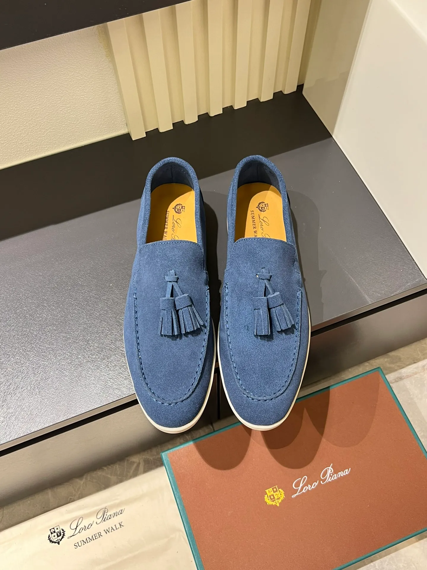Men's shoes 💰p360 "Loro men's shoes 💰pian'*" Classic L men's shoes for couples 💰p Top version British flat loafers, a must-have item in old money style, the minimalist design is eye-catching and durable, a plus point for dressing The soft foot feel and texture are outstanding. They don’t scratch your feet and are very nice. They are matched with soft and waxy soles. They can be worn daily for a long time without getting tired. They are easy to wear, versatile and classic items, with perfect foot feel and texture! Imported cashmere fabric, the lining is made of imported A-grade water-dyed cow lining, the top version of the genuine leather midsole is sewn with pure handmade mark thread! Size: Female 35-40 (34. Customized) Male 38-44 (45.46. Customized)
